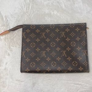 LOUIS VUITTON
Monogram Toiletry Pouch 26